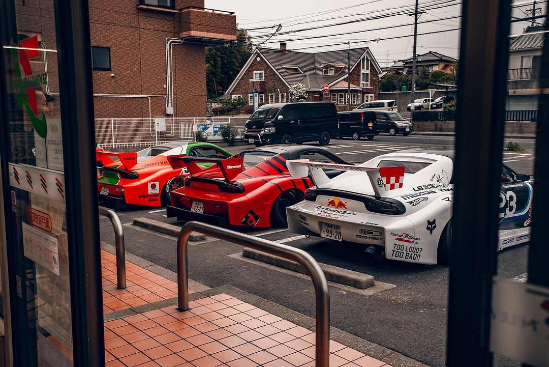 Liberty Walk Mazda RX-7 FD's 👀