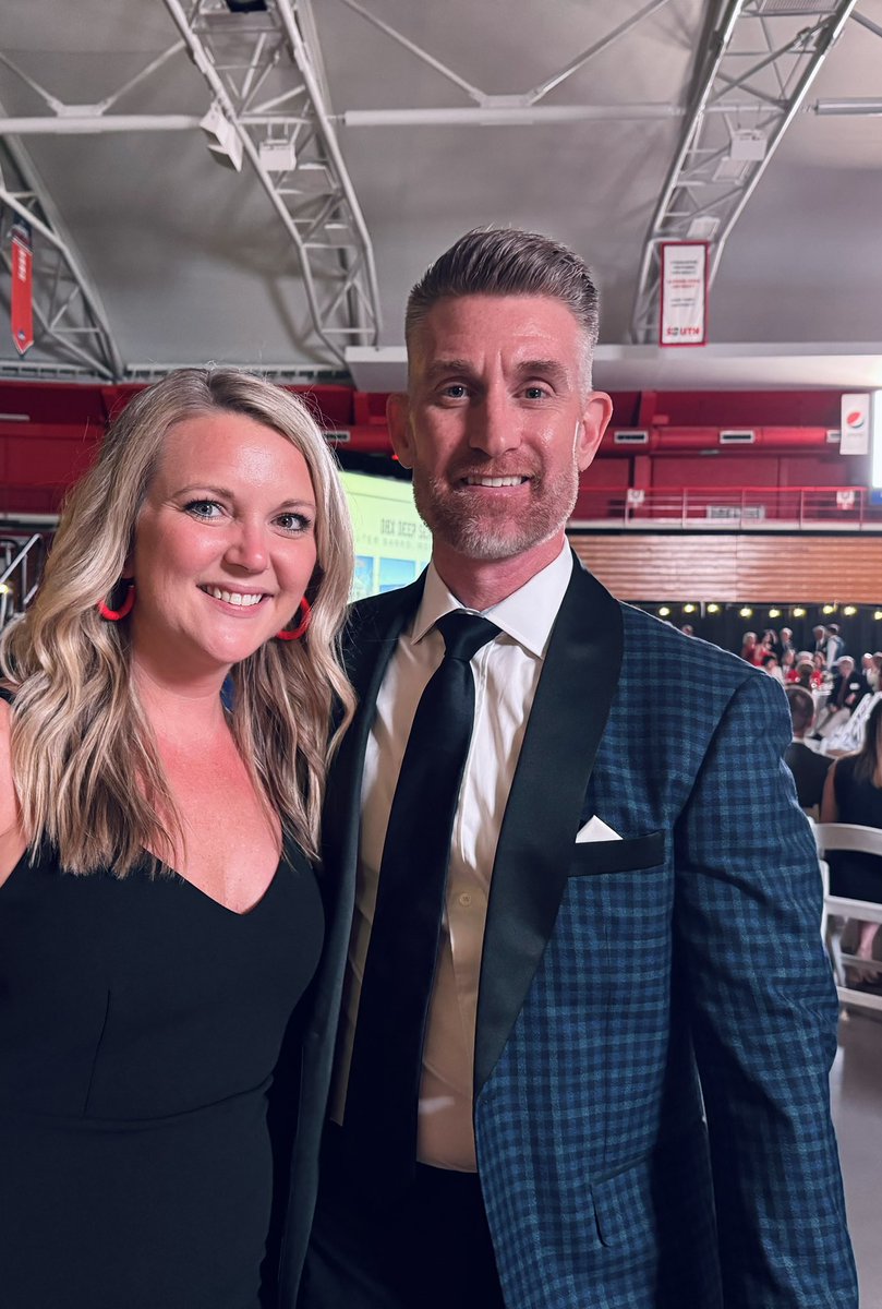 Enjoyed meeting and listening to @MartySmithESPN last night at the @ru_athletics ❤️Red and White🤍 Gala! Inspired from the many takeaways mentioned from Never Settle, Sideline CEO and from his time at Radford! Such a fun night for @radford_alumni