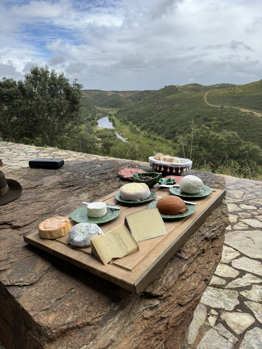 Queijariamonte's tweet photo. Bom fim‑de‑semana 

#Food #cheese #queijo #wine #vinho #foodphotography #foodpornpt https://t.co/F1on0zIHH3