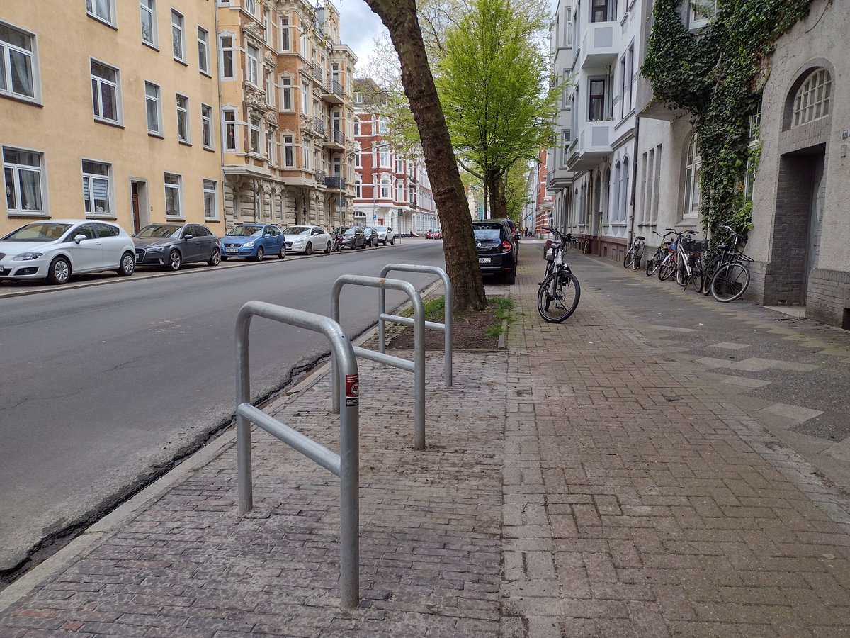 SchaarTV's tweet photo. #wasratsherrensomachen: Neue Fahrradabstellplätze mit Anschließmöglichkeit (zum Diebstahlschutz) anregen. 
Die Stadtverwaltung ist dem Vorschlag gefolgt und nun stehen die Bügel in der Weserstraße bereit. 
Danke dafür an TBW, die Technischen Betriebe Wilhelmshaven! https://t.co/EY2yxY2q3Z