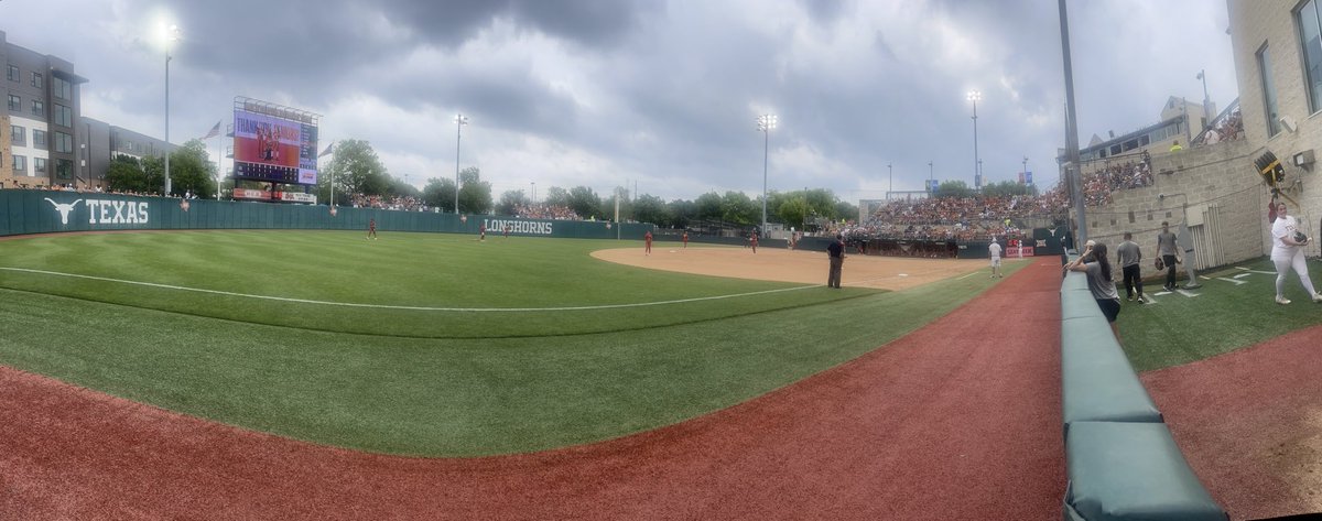 Thank you Longhorn Family! Another incredible crowd for today’s double header ⁦@TexasSoftball⁩… Got to get the games in before the rain comes🙏🏽👏🏽👏🏽🤘🏽