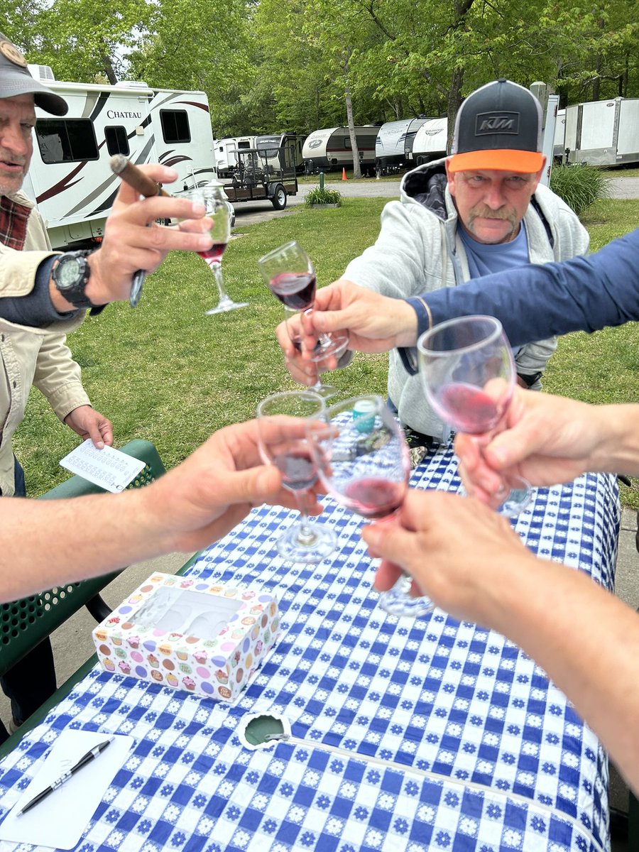 becka_holmes's tweet photo. Wine tasting at the campground 🍷 Thank you @hamptonwater https://t.co/V156omr4rW