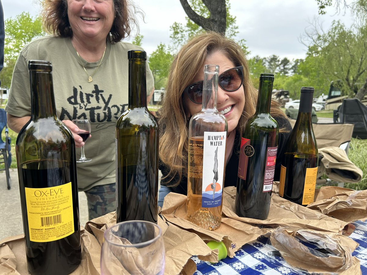 becka_holmes's tweet photo. Wine tasting at the campground 🍷 Thank you @hamptonwater https://t.co/V156omr4rW