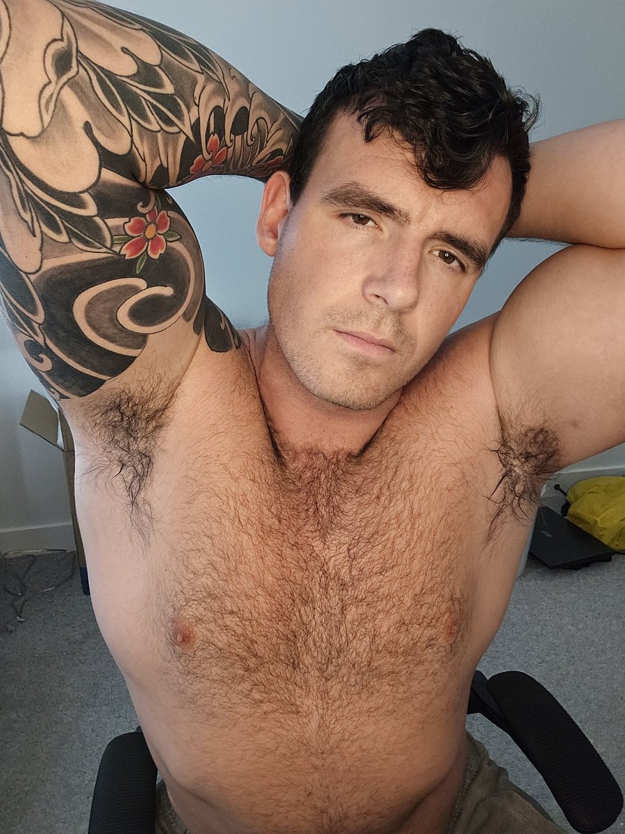 I see you looking at my pits, imagine the strong stench coming from them. Imagining you burying your face, licking and huffing Oh, you're getting excited just thinking about it? Good, worship this picture and deepen your intoxication with me 🤑