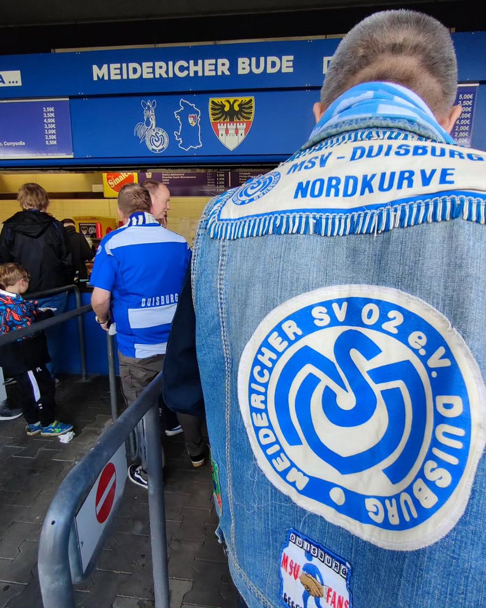 PuckJansen1954's tweet photo. Ondanks alles is #MSVDuisburg gewoon een mooie club. #MSVSVS 3-1 @achterhoek1974 Natuurlijk wel gezorgd dat #Benvandekantine goed beschermd werd 👊 https://t.co/HCGBxaXhIU