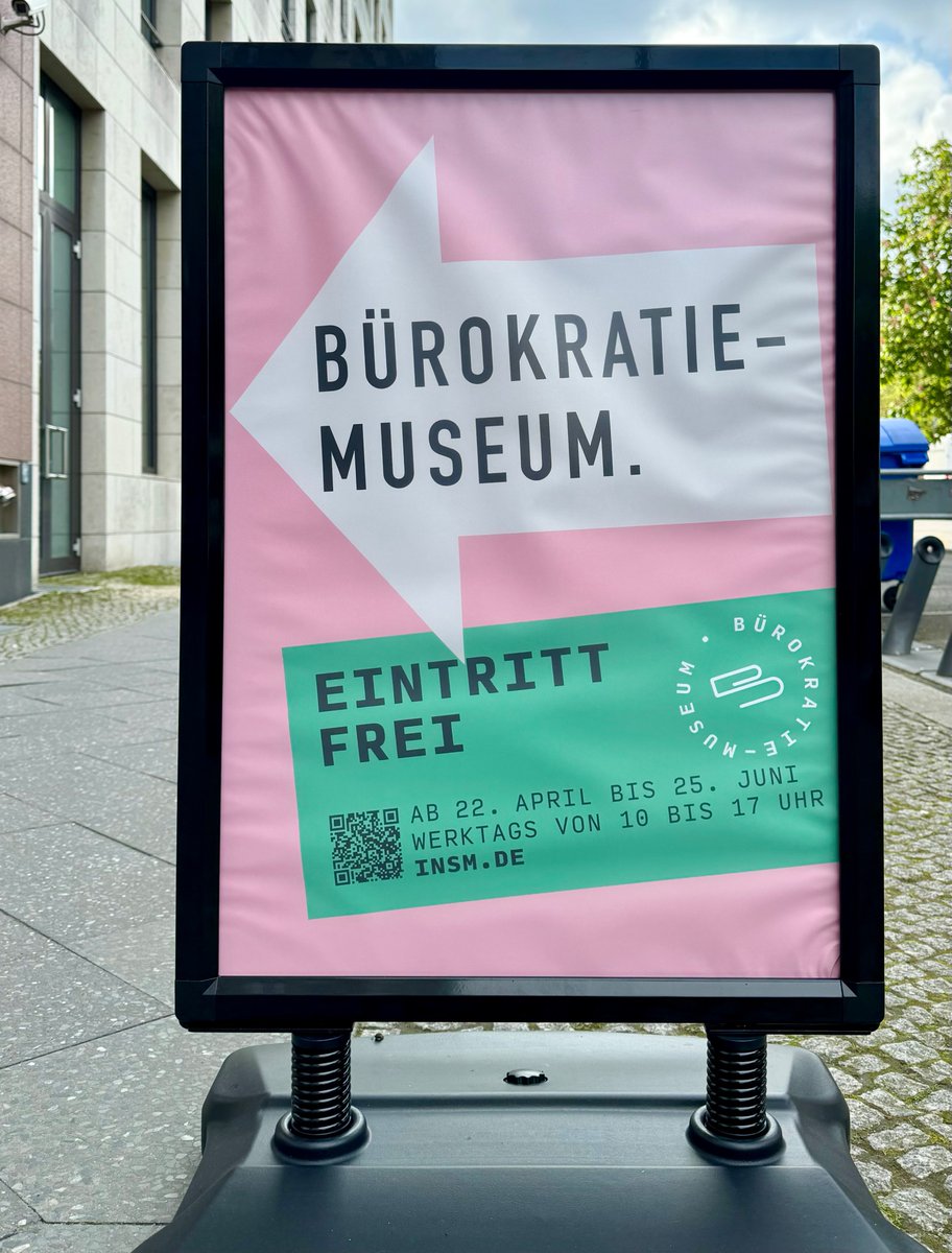 Dieses Plakat lockt in der Nähe des Berliner Bahnhofs Friedrichstraße in das Bürokratiemuseum: