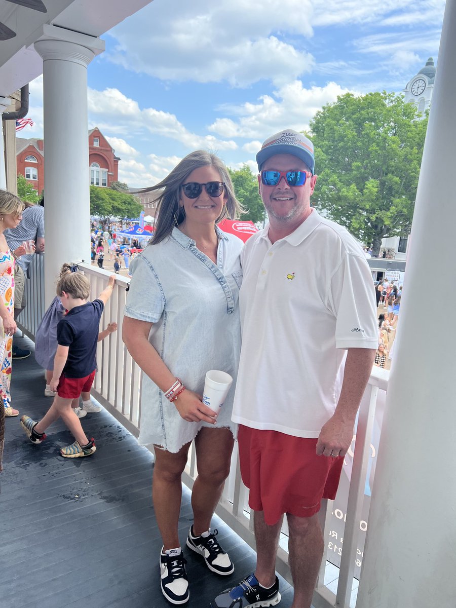 OleMiss1848's tweet photo. Enjoying ⁦@DoubleDeckerArt⁩ #WeGetToLiveHere ⁦@lindsay_burkes⁩ #AddyGrace https://t.co/Uex7eBAaVQ