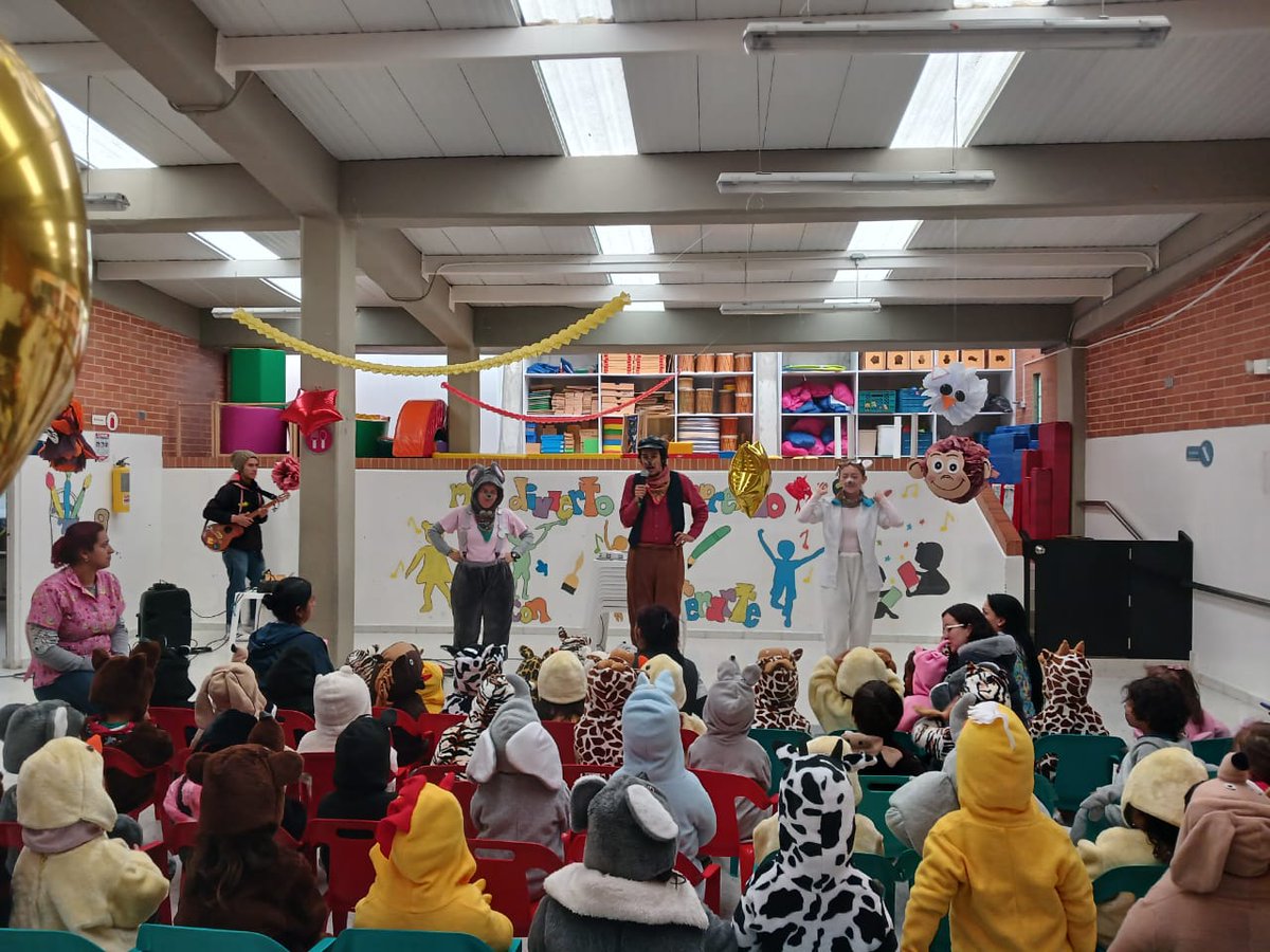 En el jardín infantil San Martín de Loba de la localidad de #SanCristóbal, niñas y niños celebran su día 🎉 con disfraces, música y mucha diversión 🎶, recordando lo importante que es el juego para su sano crecimiento 🌱. Porque #EnBogotáYoJuego 🤸‍♂️🎈