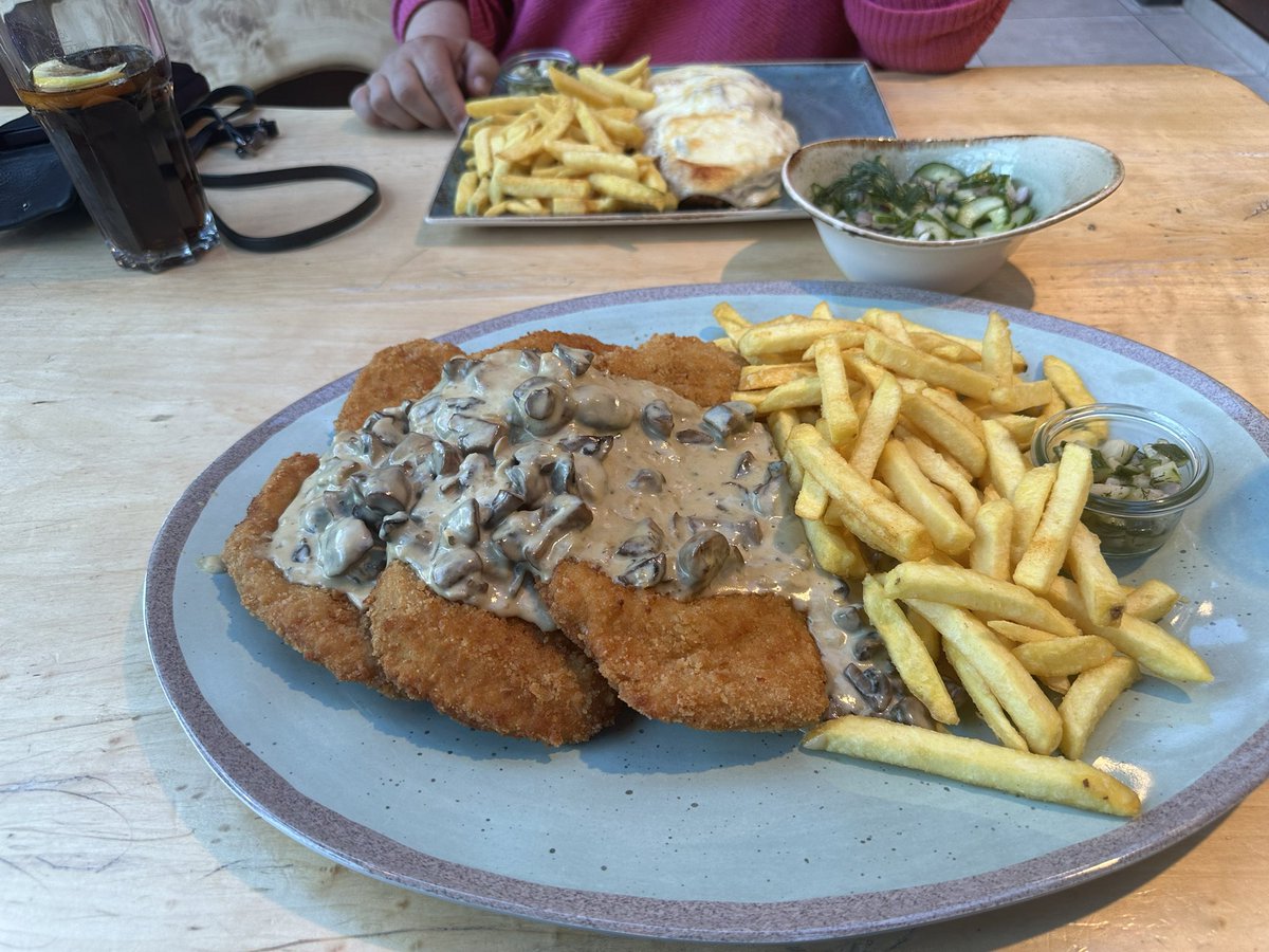 onscamperleven's tweet photo. Tip: Als je gaat eten bij @harzer-schnitzelkoenig.de onderschat dan niet de aangeleverde porties en overschat niet je eigen eetlust. Bijna iedereen loopt met een #doggybag naar buiten. https://t.co/SkW0f7Paii