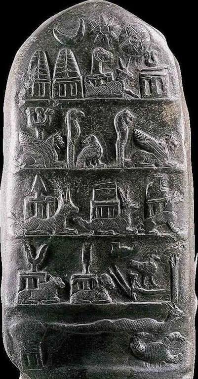 Eşsiz güzellikteki sınır taşları. Görseldeki sınır taşı Meli-Şipak tarafından oğlu I.Marduk-apla-iddina’ya yapılan toprak bağışının kaydını içeriyor. Kudurru üzerinde Marduk,Sin,İştar,Şamaş,Anu,Enlil ve Ea’nın simgeleri tasvir edilmiş. Kassit Dönemi Louvre Müzesi