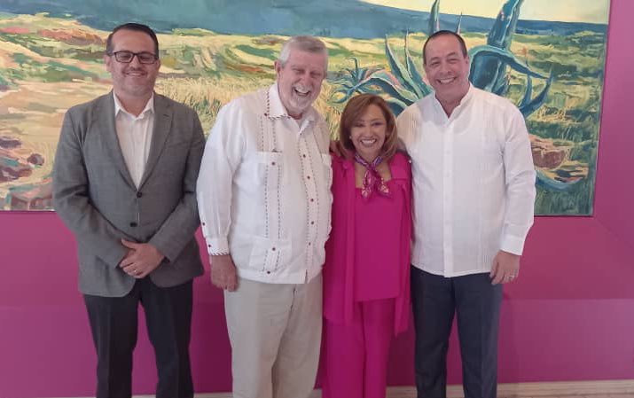 Durante fructífero encuentro con @LorenaCuellar, gobernadora de Tlaxcala, @japortalmiranda, el ministro del @MINSAPCuba, compartió sobre el quehacer de los profesionales cubanos de la Salud en esa región mexicana y la los lazos de cooperación existentes entre ambas naciones.