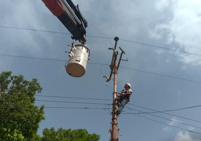 Instalación de transformadores en el municipio #Bermúdez, en diferentes sectores de la localidad, beneficiará a más de 1100 familias. Esta labor fue posible gracias al apoyo del gobierno municipal y #GMBNBT

<a href="/NicolasMaduro/">Nicolás Maduro</a> 
<a href="/GRaulparedes/">Gral. Raúl Paredes</a>
@GPintoVzla