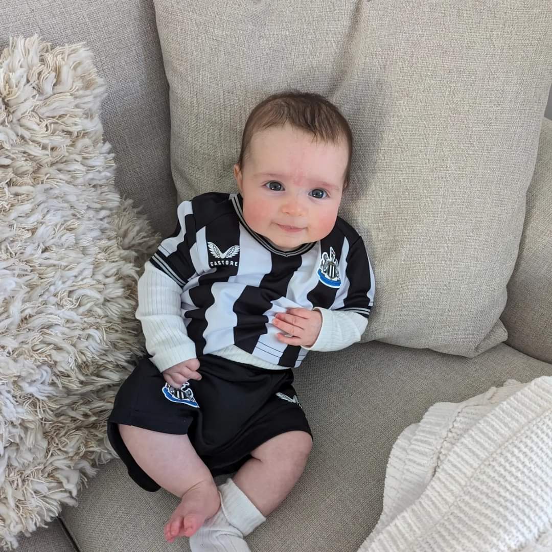 4 months old and she's already watching the Toon 🤣 My Sisters new baby rocking black and white 🖤🤍🖤 #NewcastleUnited #NUFC