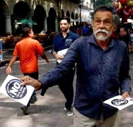 LJyDMX's tweet photo. SABIAS QUE?
Francisco Toledo el artista mexicano que en el 2002 enfrentó a McDonald's y evitó que pusieran una sucursal en el centro de la ciudad de Oaxaca, Toledo le escribió una carta a los directivos de la cadena asegurando que la apertura de una sucursal causaría daños en la economía y patrimonio cultural de Oaxaca. 

La carta decía esto:
"El tiempo que se invierte en la preparación de la comida tradicional de Oaxaca, y el tiempo que nos damos para degustarla, parte de nuestro patrimonio cultural intangible, significa cotidianamente una vivencia de diversidad y refinamiento alimenticio que eleva nuestra calidad de vida".

Para reunir firmas organizó una tamaliza en donde repartió tamales de dulce, de mole, de rajas, chepil y frijol, mujeres de Tlacolula dieron tejate, una bebida ancestral que lleva maíz, cacao y canela, todo al compás de 3 bandas de música oaxaqueña.

Recaudó más de 10 mil firmas para que no se autorizara la instalación de la sucursal y le ganó a la franquicia.

¡Grande Toledo!