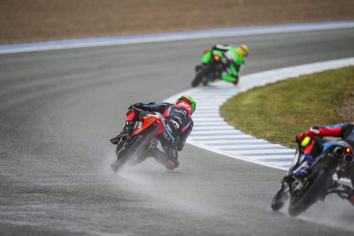 Bailando bajo la lluvia 🌧️

Dancing under the rain 🌧️

#mthelmetsmsifamily♥️ #mthelmetsmsi #Moto3Worldchampionship #MotoGP #2024season #ivanortolá #ortolá #ryuseiyamanaka #yamanaka