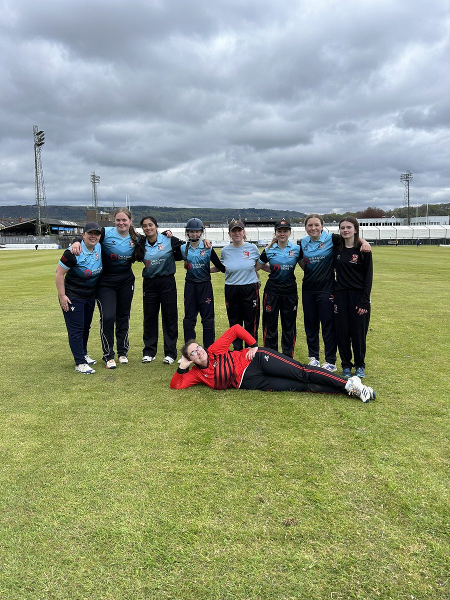 🏏WOMEN 2XI LEAGUE DEBUT🏏 Congratulations to our women’s 2XI who were winners in a final over thriller winning by 1 run👏 Cardiff (140-6) vs Neath (139ao) 🏏 Hannah (59* ret.) 🏏 Rosemary (21) 🎾 Morgan (3-10) 🎾 Hannah (3-14) 🎾 Arushi (3-17) Thanks to our hosts @NeathCC!