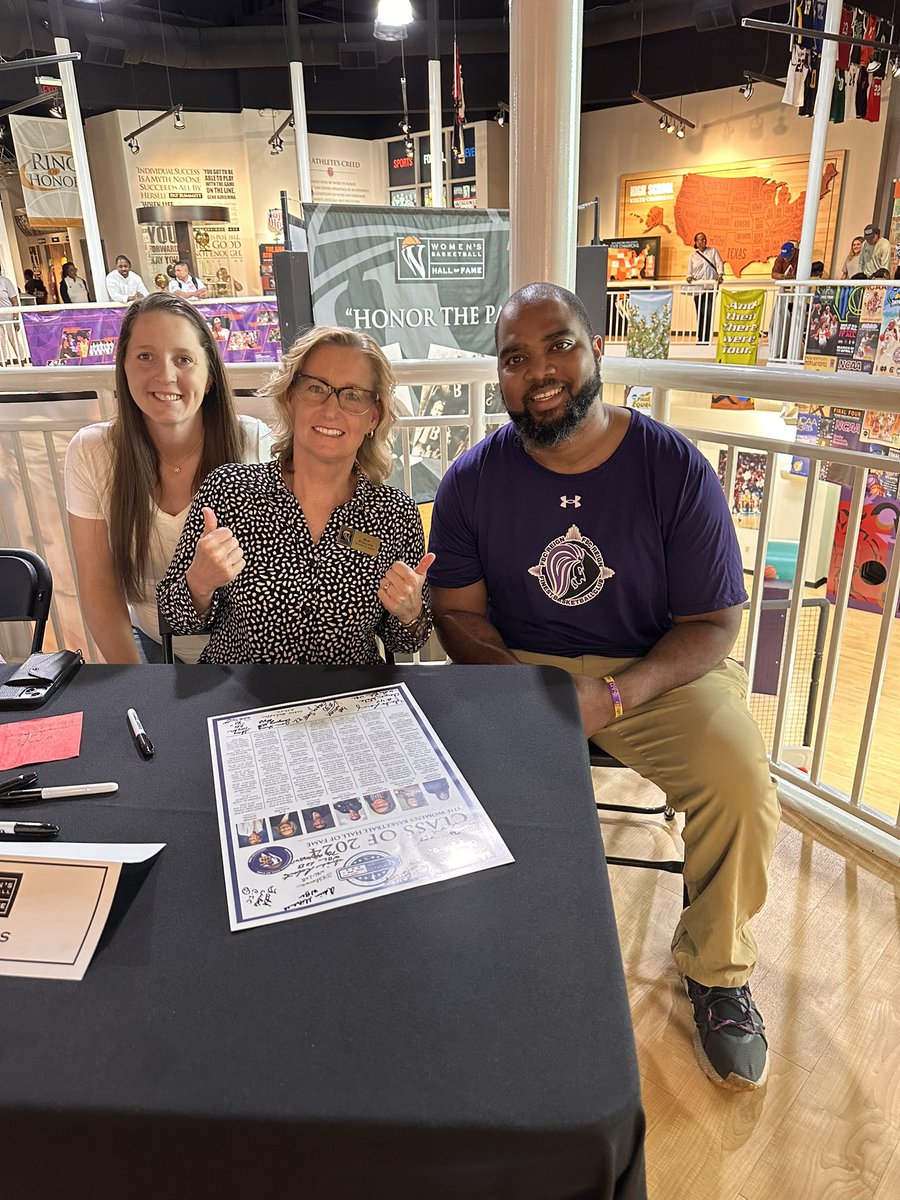 Got to meet one of the coaches I admire the most! @coachsphillips thanks for taking a picture! I always tune into games you coach! Congratulations on your induction to @WBHOF @rfvann24