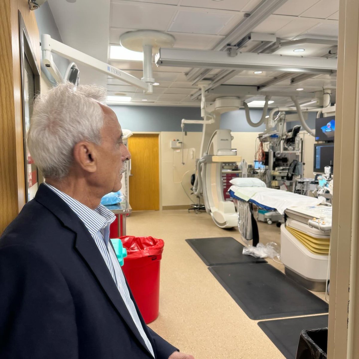 DrSiyabMD's tweet image. My father’s visiting me from my home country, after 8 years (!!!) of not seeing him.
He’s also an interventional cardiologist, and I followed in his footsteps. I had the pleasure of showing him around my hospital, introducing him to my amazing colleagues, showing him the cath…