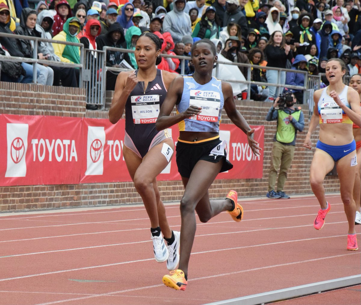 Dorcus Ewoi held off Olympian Ajee' Wilson in the final stretch of the #PennRelays ODW 800m Final. Ewoi won with a time of 2:02.49, while Wilson was the runner-up in 2:02.88 pennrelaysonline.com/Results/result…