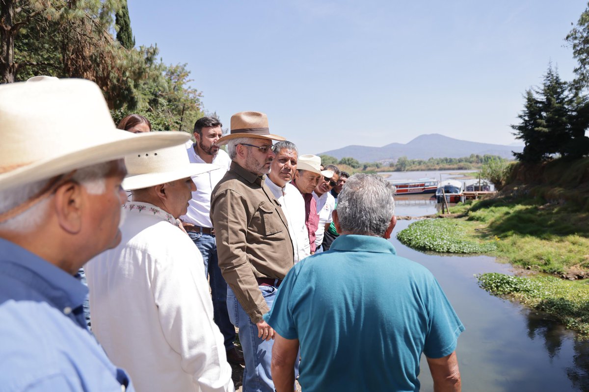 ARBedolla's tweet photo. Visitamos los muelles de San Pedrito y Uranden, donde se encuentran manantiales en la ribera del Lago de Pátzcuaro, en compañía de Alejandro Méndez, secretario de Medio Ambiente; Cuauhtémoc Ramírez, secretario de Desarrollo Rural; Roberto Arias, Coordinador General de la Comisión Estatal del Agua y Gestión de Cuencas; y miembros de la comunidad, que ya realizan tareas de limpieza en la zona de los canales, una de las acciones que hemos puesto en marcha para recuperar la grandeza del lago.