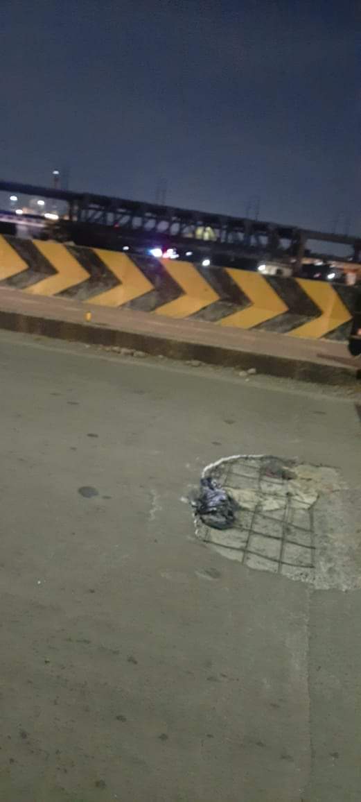 ManishSNikose's tweet photo. @ngpnmc @MoHUA_India @nmccommissioner @SwachhBharatGov @SwachSurvekshan @SwachhMaha_22 @MahaDGIPR @majhivasundhara Mangalwari to kadhi chowk puliya damage at center please repair it https://t.co/8EcQF1Wvxj