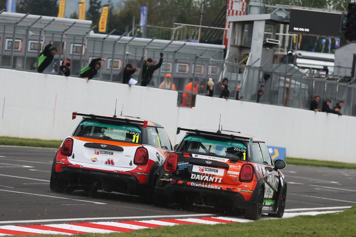 MINIChallengeUK's tweet photo. Race One Snapshots 📸 @JakobEbrey @VertuMotors #MINIChallengeJCW #MillersOils #RepsolLubricantsUK #ScorpionExhausts #Mintex https://t.co/PA6yHxOmRH