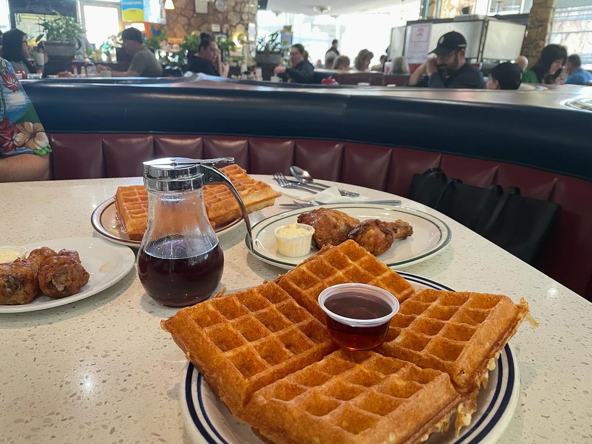 Last days for broasted #chickenandwaffles at the original @DinahsChicken in #culvercity