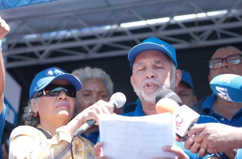 In the #DominicanRepublic: Teachers union issues ultimatum for education reform 📚 buff.ly/49WzlLv via @dominican_today 'If government authorities fail to meet the demands within a week, the union will escalate its actions in the pursuit of better education.'