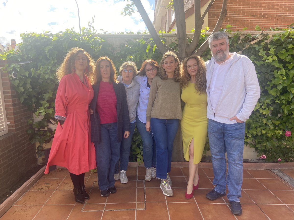 LaVandergil's tweet photo. Los que estamos en la foto fuimos todos afortunados alumnos del gran José Julio Perlado, profesor de periodismo que nos ha dejado hoy. Hemos aplicado sus enseñanzas en teles, radios y periódicos, y ahora se las repetimos a futuros periodistas. Gracias y hasta siempre, maestro. https://t.co/QFOuGUOl7g