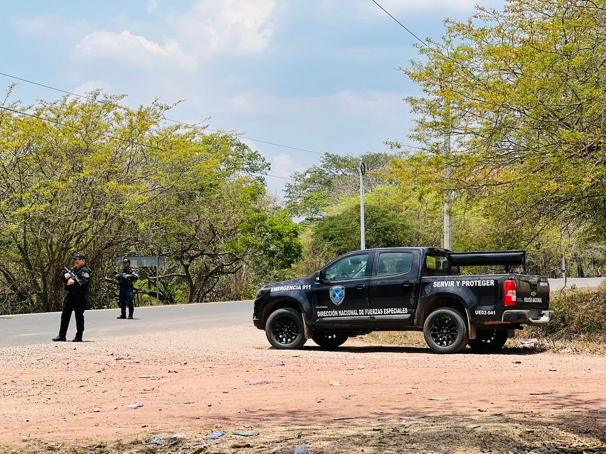 #Gualaco #Olancho 
Funcionarios de #fuerzasespeciales realizan reten móvil de seguridad y control vial, el cual esta orientado al registro de personas y de vehículos en el eje que conduce desde:
🚨Gualaco hacia San Esteban Olancho a la altura del Río Grande🚨
#seguridadciudana