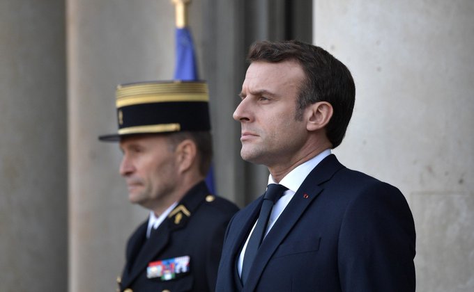 🚨📷 FLASH INFO | Emmanuel Macron s'est dit prêt à / ouvrir le débat \ d'une défense européenne qui comprendrait l'arme nucléaire #Macron #France2 #franceinfo #Journaliste