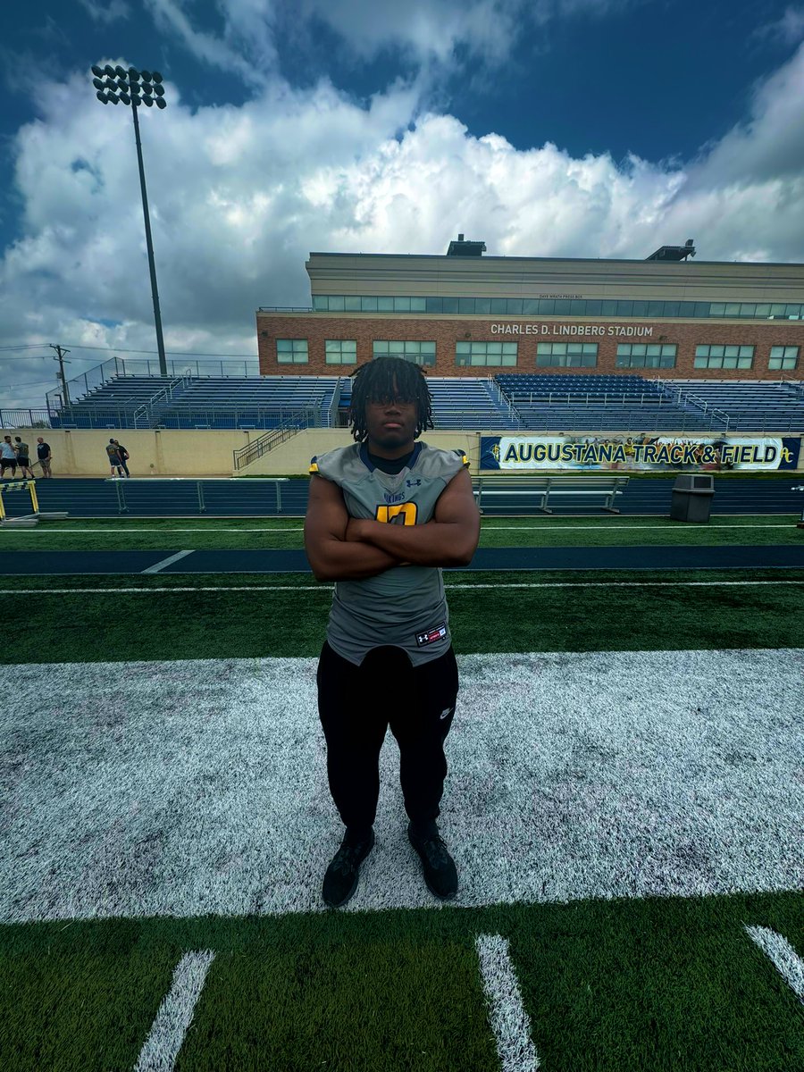 R0bertRob's tweet photo. Thank you @Coach19Bell for the junior day visit! I appreciated all the talks with the @AugieILfootball coaching staff and the warm welcome.
@Moline_Football @CoachMorrissey7 https://t.co/Rv8WXdOOT6