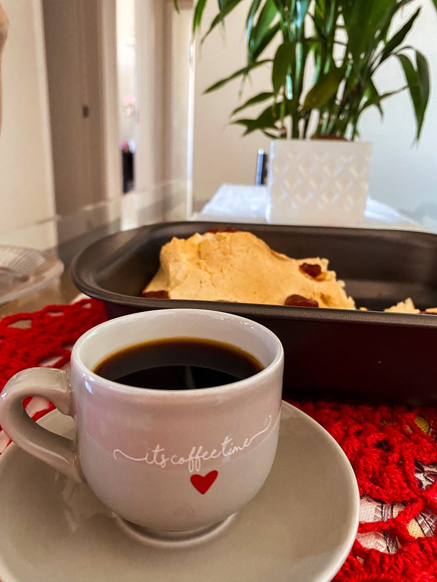 SuelenApCosta's tweet photo. Cafezinho da tarde com o biscoito + famoso da rede vizinha! 😋 https://t.co/FLx9PJOd3d
