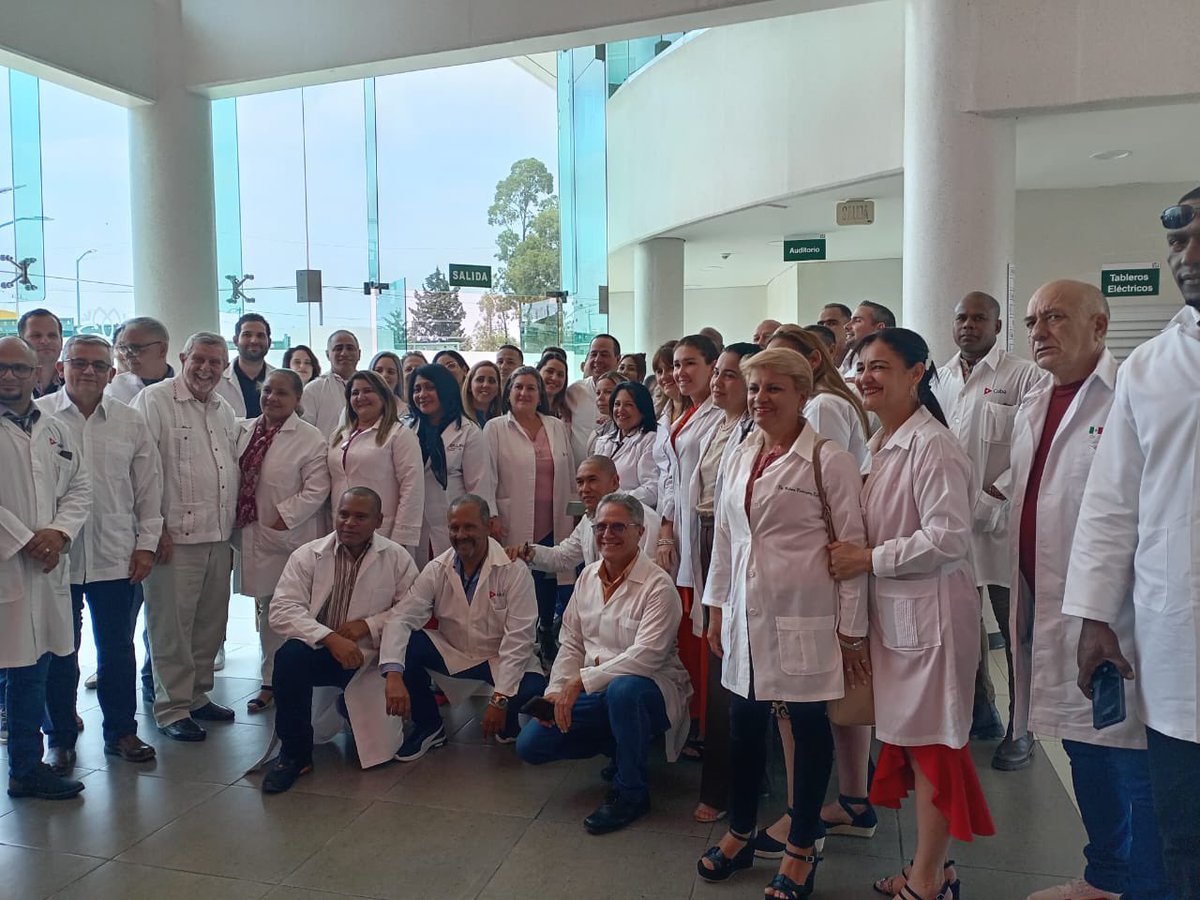 🩺Las experiencias de trabajo de los salubristas cubanos🇨🇺 en ese hermano país🇲🇽 y la solidaridad mutua con el pueblo mexicano fueron temas abordados en el emotivo encuentro. #CubaPorLaVida 🇲🇽🇨🇺