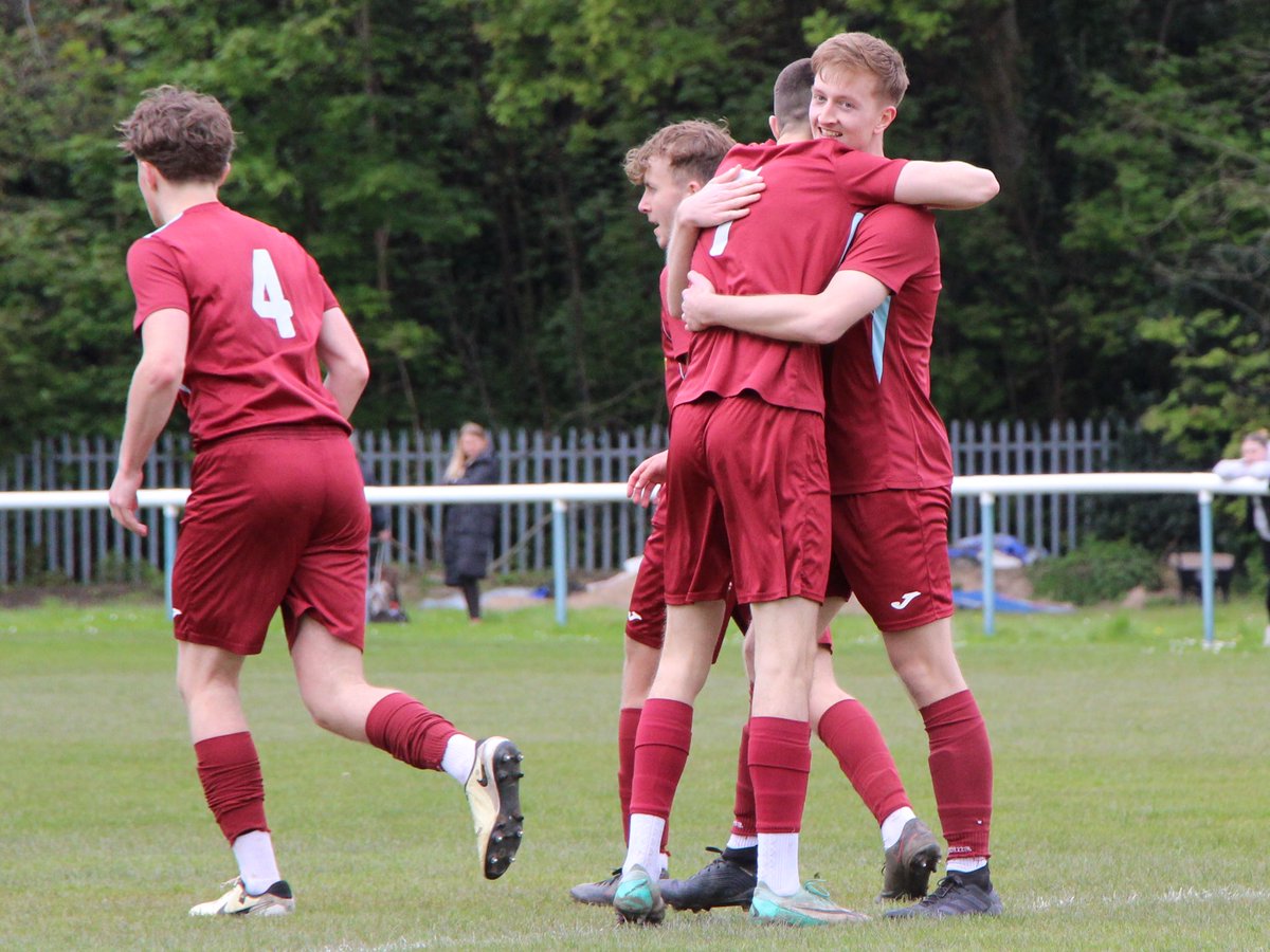 CheadleNomads's tweet photo. @DarrenEvans_9 scores the reserves first goal of the afternoon @CheshireFL #WeAreNomads https://t.co/2d8k3tAGg5