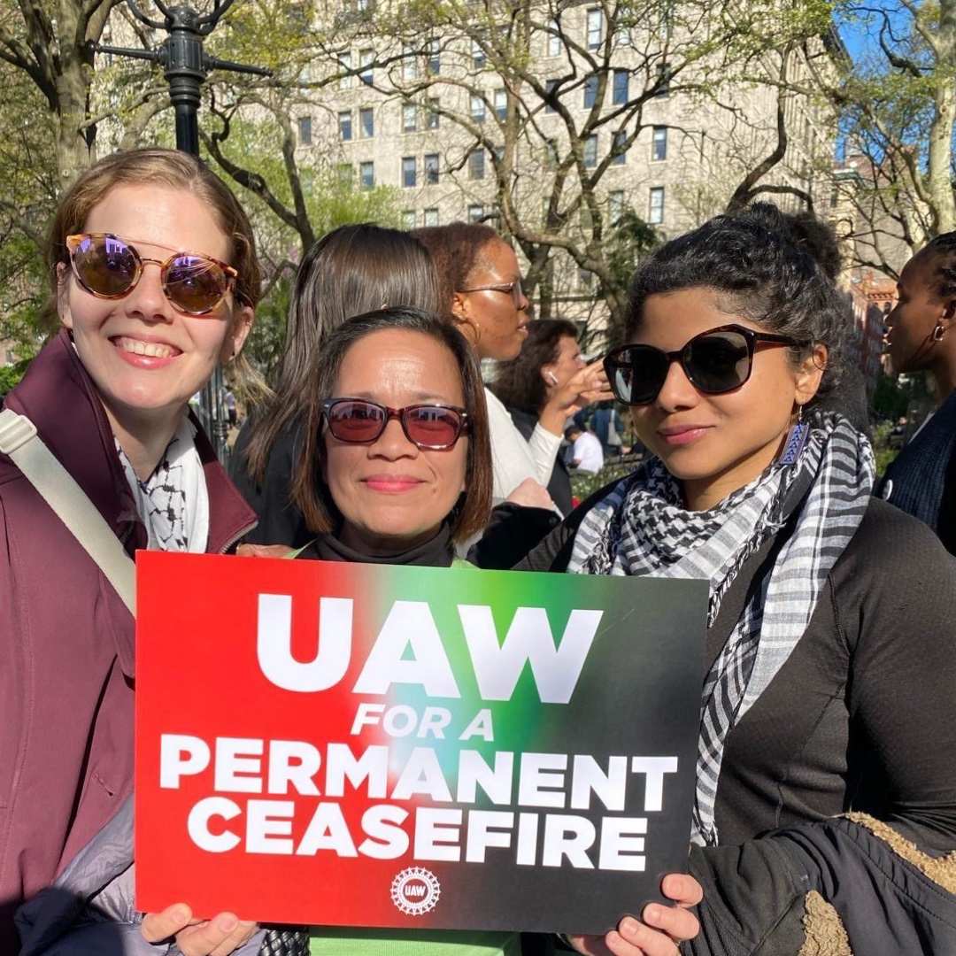 UAW's tweet image. Hundreds of students and faculty from NYU, Columbia, Barnard, and the New School gathered in Washington Square Park Friday to make it clear that @UAWRegion9A will stand up for members, for academic freedom, for freedom of speech and protest. #StandUpUAW #solidarity