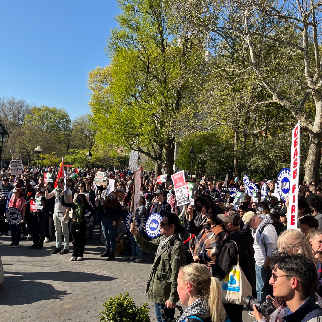 UAW's tweet image. Hundreds of students and faculty from NYU, Columbia, Barnard, and the New School gathered in Washington Square Park Friday to make it clear that @UAWRegion9A will stand up for members, for academic freedom, for freedom of speech and protest. #StandUpUAW #solidarity