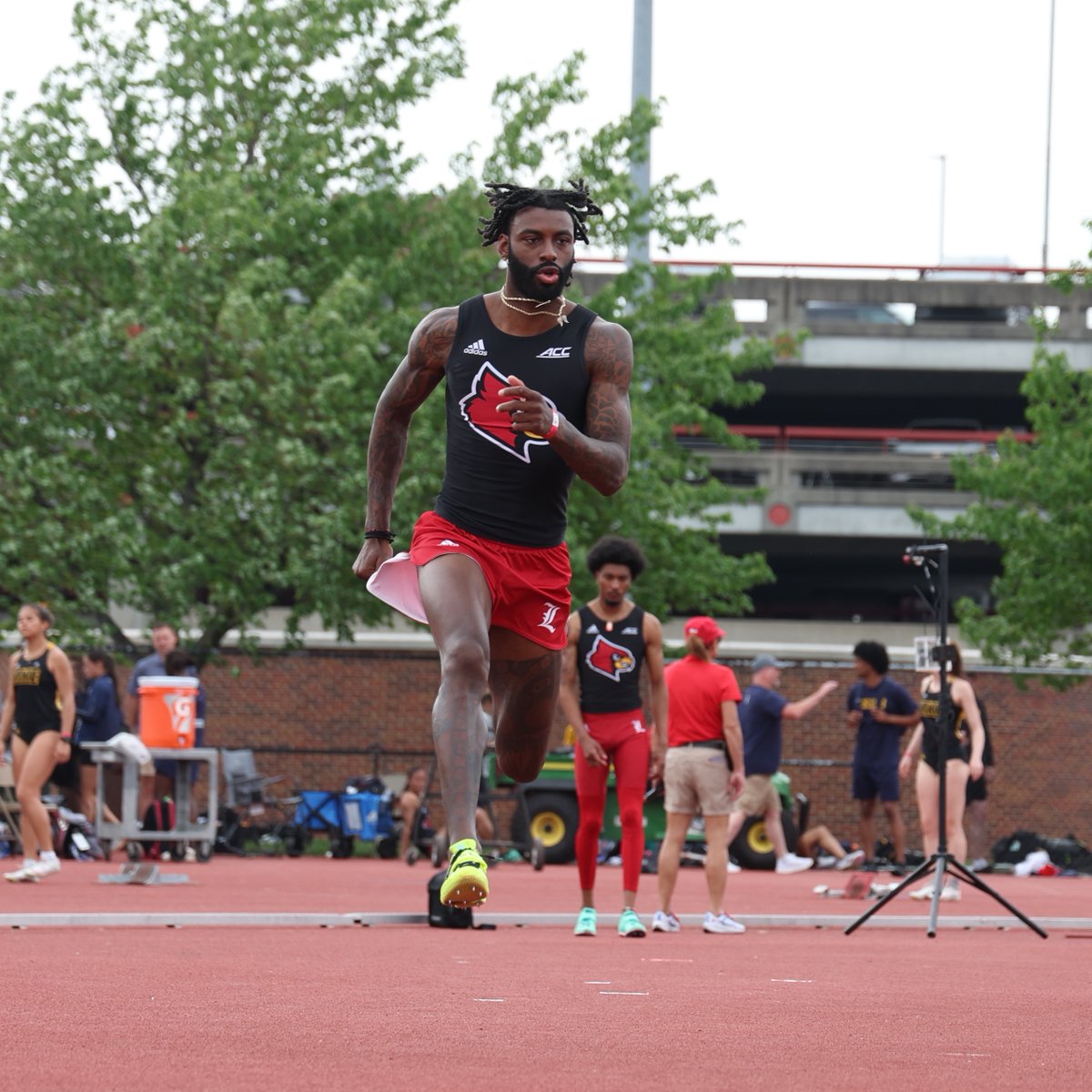 No surprises here 🤫 Brion (2.15m) and Trey (2.10m) sweep the top two spots in the men’s high jump! #GoCards