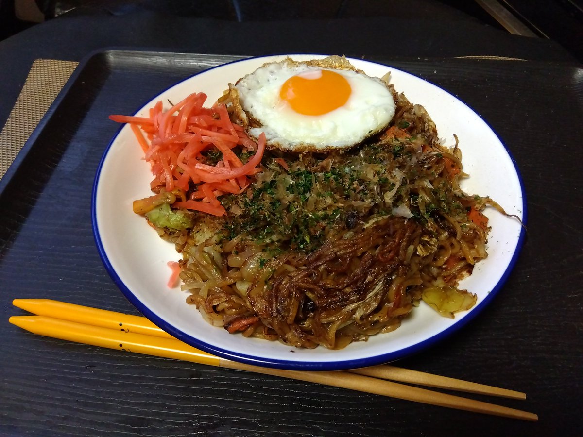 zolge2000's tweet photo. おはよーごぜーます。
こないだの雨の日にコケてしまい両肩打撲でケータイ打つのも未だ痛くてままならず。。
やっとこさ自炊できたのが焼そばです。
GWはどのみち仕事なので激痛に耐えながら普段通りの生活です😭 https://t.co/DHia1Fsa7G