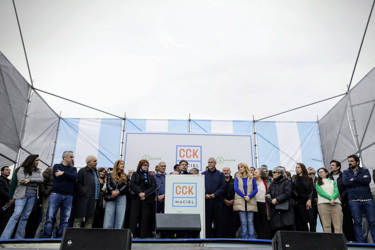 Kicillofok's tweet photo. Tratarán de eliminar nuestros símbolos, nuestros recuerdos y la historia, pero el Centro Cultural CCK ahora está en Avellaneda, en la provincia de Buenos Aires.

Aunque quieran hacer lo mismo con Néstor, tampoco van a lograrlo, él vive en el pueblo y nunca van a poder borrarlo de la memoria colectiva.

Néstor aplicó las medidas económicas que incentivaron el salario, el consumo y el mercado interno para mostrarnos que Argentina solo puede ser un país de progreso y futuro de la mano de la industria nacional.

Nos mostró que hacía falta coraje, audacia, lucidez, pero sobre todo coherencia y entrega, para transformar este país.

Tenemos que actualizar esos proyectos porque en frente hay un Gobierno neoliberal, de los más retrógrados que hemos vivido.

Honrarlo es reclamar lo que le deben a la provincia de Buenos Aires. Cuenten con nosotros para llevar adelante la defensa de lo que nos quietaron y conquistar nuestro futuro.
