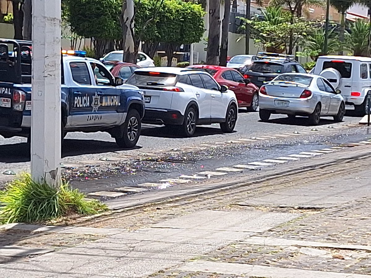 iraygoz's tweet photo. @siapagdl fuga de aguas negras sobre av Guadalupe  entre chaikovski y periferico https://t.co/yjmL9ha6ib