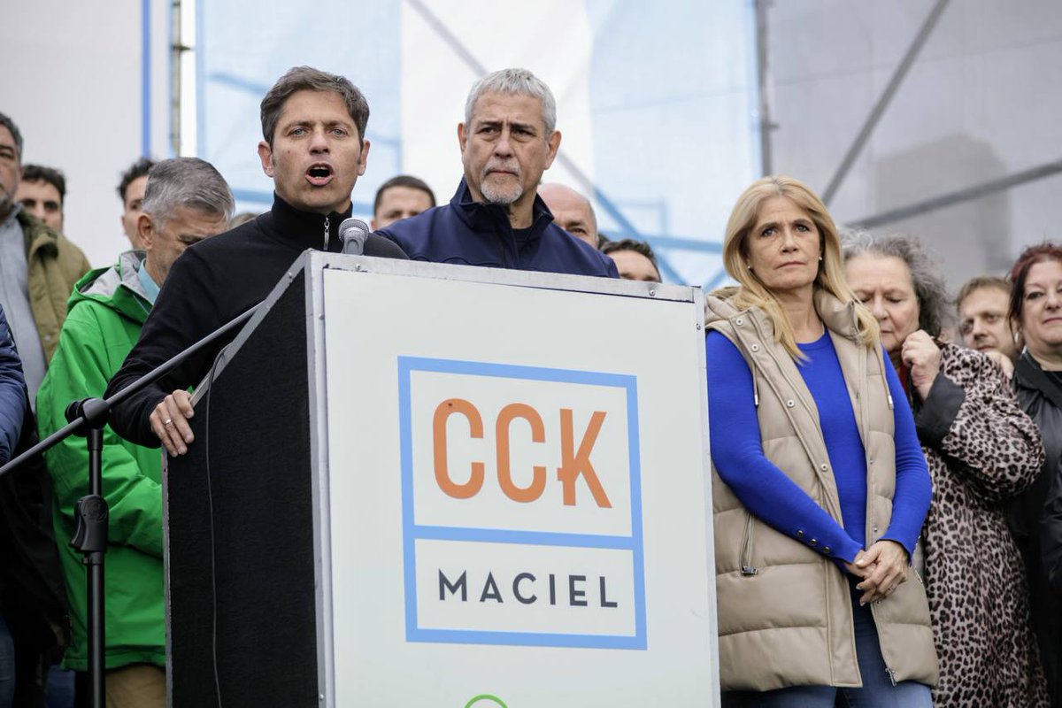 Kicillofok's tweet photo. Tratarán de eliminar nuestros símbolos, nuestros recuerdos y la historia, pero el Centro Cultural CCK ahora está en Avellaneda, en la provincia de Buenos Aires.

Aunque quieran hacer lo mismo con Néstor, tampoco van a lograrlo, él vive en el pueblo y nunca van a poder borrarlo de la memoria colectiva.

Néstor aplicó las medidas económicas que incentivaron el salario, el consumo y el mercado interno para mostrarnos que Argentina solo puede ser un país de progreso y futuro de la mano de la industria nacional.

Nos mostró que hacía falta coraje, audacia, lucidez, pero sobre todo coherencia y entrega, para transformar este país.

Tenemos que actualizar esos proyectos porque en frente hay un Gobierno neoliberal, de los más retrógrados que hemos vivido.

Honrarlo es reclamar lo que le deben a la provincia de Buenos Aires. Cuenten con nosotros para llevar adelante la defensa de lo que nos quietaron y conquistar nuestro futuro.