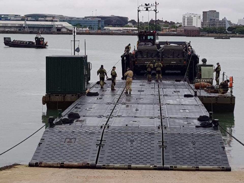In order to avoid US forces putting 'boots on the ground' in Gaza, British forces *might* be the 'third party who will be driving the trucks down the pier'. Key British units in over the beach logistics are @RoyalMarines @CdoLogRegt & @BritishArmy @17_RLC. x.com/BBCJLandale/st…