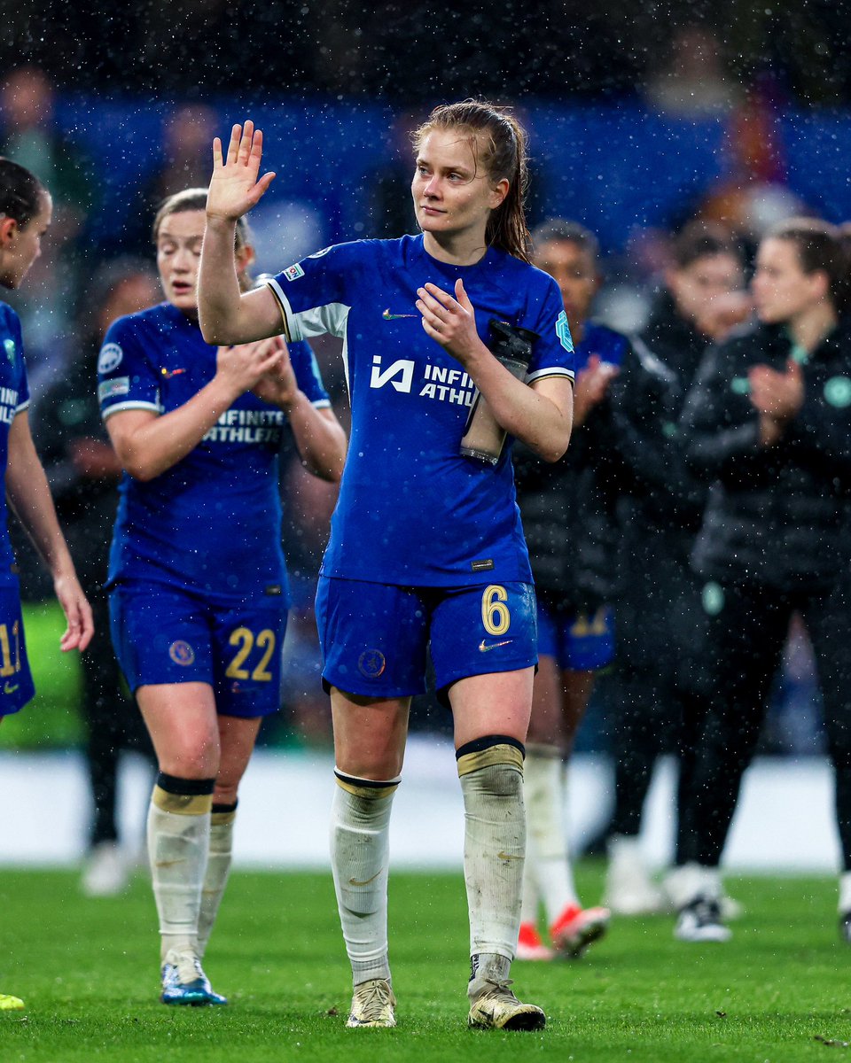 ChelseaFCW's tweet photo. Proud of you, Blues. 💙

You gave everything over two legs. 👏 https://t.co/yGzwoPcKB5