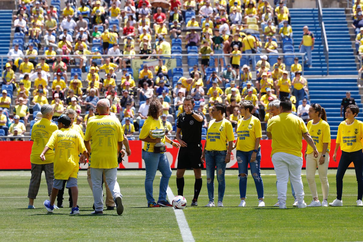FFLasPalmas's tweet image. 👏 | Nuestras campeonas de España de Fútbol Sala femenino en 1999 recibieron el cariño del Estadio de Gran Canaria en la previa del #LasPalmasGirona en conmemoración del 25 aniversario de su hazaña 

@UDLP_Oficial | @fedfutcanarias 
#FutsalCanario | #FutsalRFEF