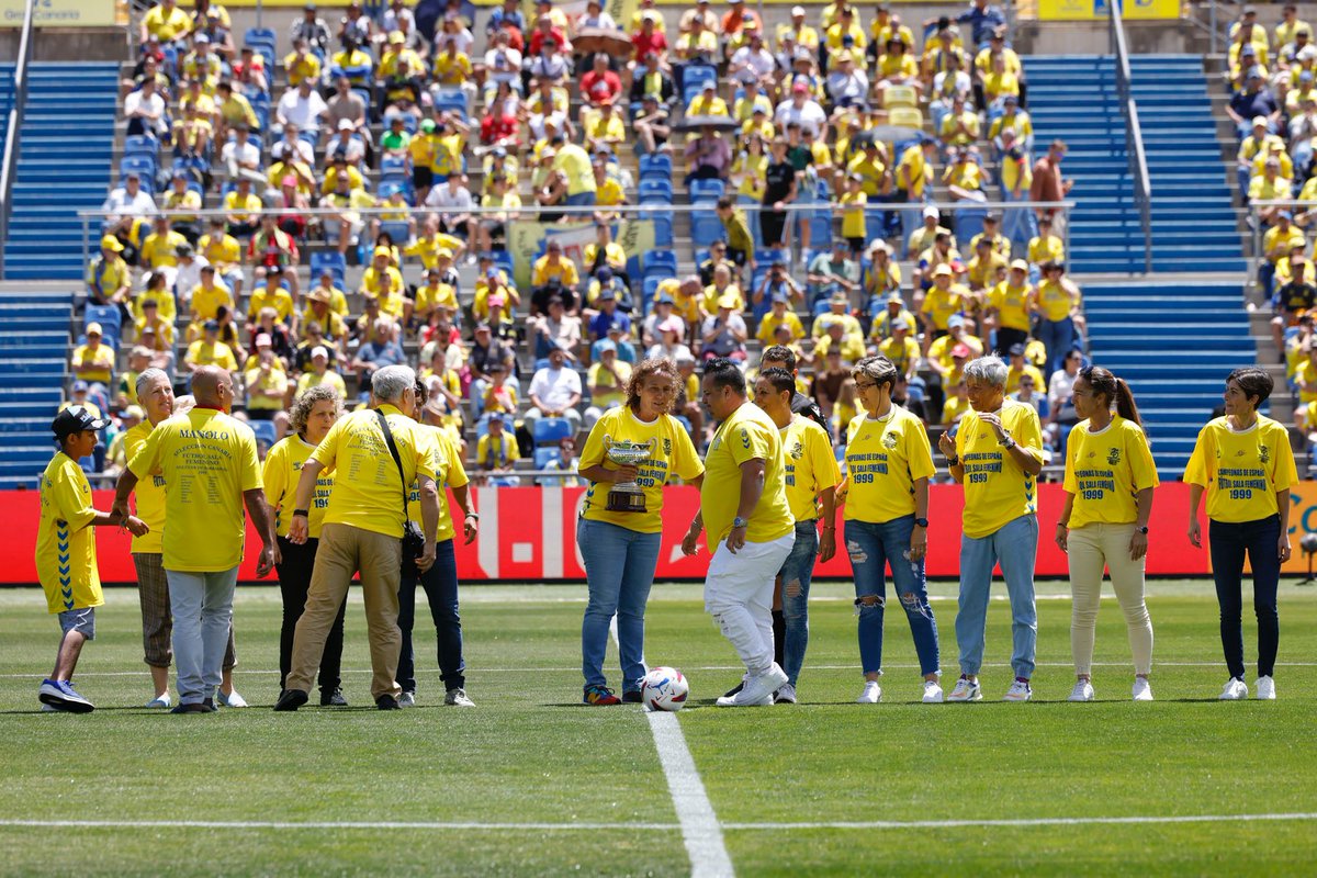FFLasPalmas's tweet image. 👏 | Nuestras campeonas de España de Fútbol Sala femenino en 1999 recibieron el cariño del Estadio de Gran Canaria en la previa del #LasPalmasGirona en conmemoración del 25 aniversario de su hazaña 

@UDLP_Oficial | @fedfutcanarias 
#FutsalCanario | #FutsalRFEF