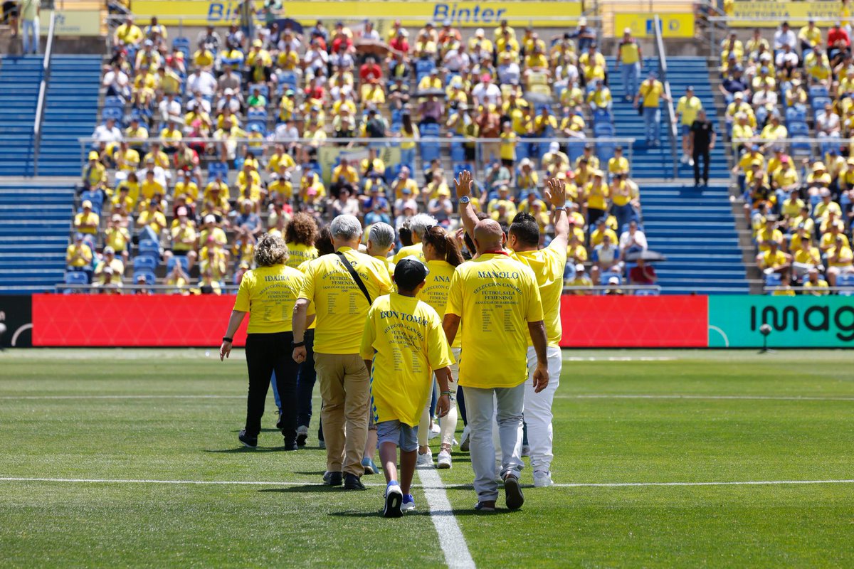 👏 | Nuestras campeonas de España de Fútbol Sala femenino en 1999 recibieron el cariño del Estadio de Gran Canaria en la previa del #LasPalmasGirona en conmemoración del 25 aniversario de su hazaña @UDLP_Oficial | @fedfutcanarias #FutsalCanario | #FutsalRFEF