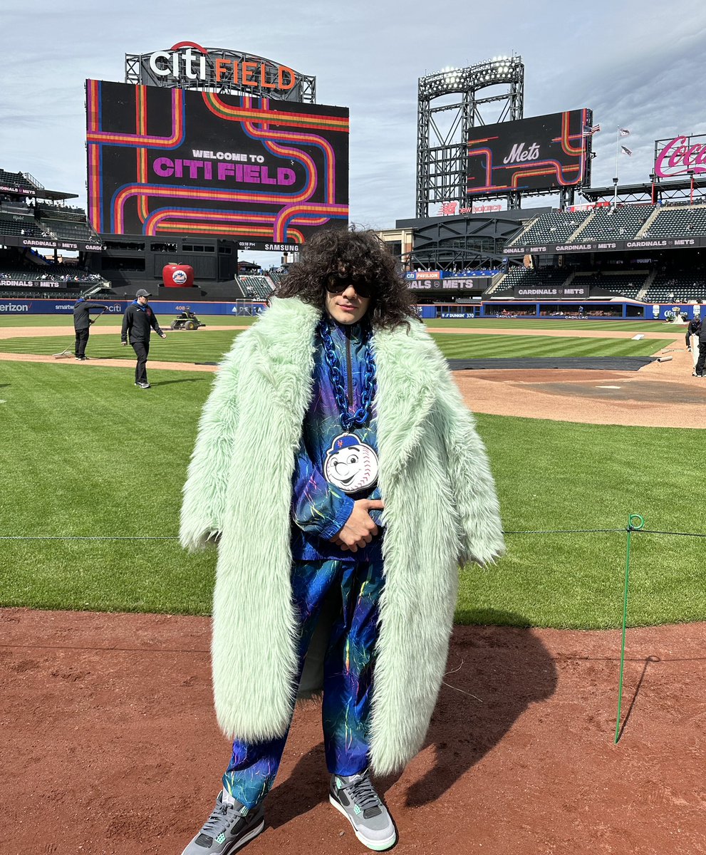 maxisawiener's tweet photo. This crazy little lady is moving up in the world! #lgm https://t.co/WIUtiKllD9