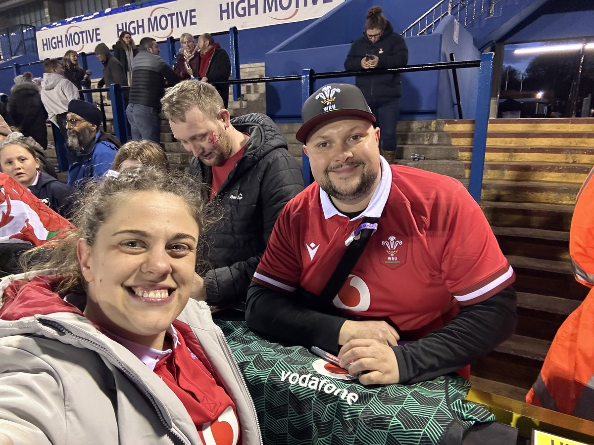 Talking about perfect streaks: I‘m more than proud to say that I managed to get a picture with @TaliaJohn04 at every @WelshRugbyUnion game I attended at this @Womens6Nations 😍 Super proud of todays pic as she’s wearing the shirt I‘ve been getting signed the whole tournament🫶🏻