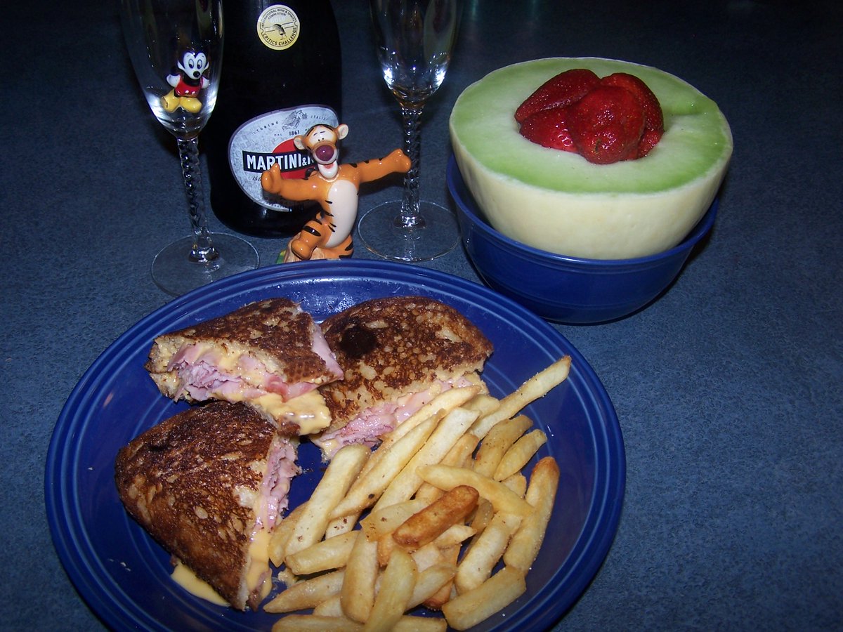 MickeyGrandpa's tweet photo. 2day #foodie #menucal Ham & Cheese on Sour Dough, Fries, Honey Dew Melon with Strawberrys, Champagne. Enjoy Life Eat Food. Apr 27 https://t.co/iJuaEGl8Jz